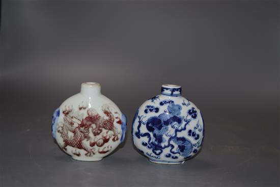 A Chinese blue and white snuff bottle and an underglazed copper snuff bottle, tallest 8cm